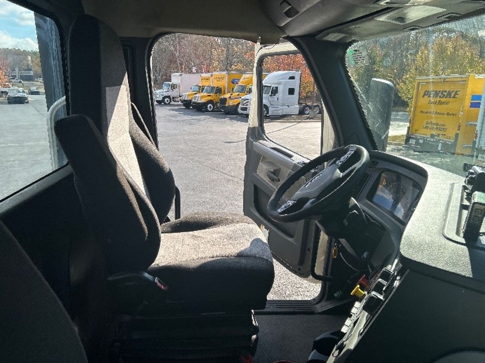 Day Cab Tractor-Heavy Duty Tractors-Freightliner-2019-T11664ST-Atlanta-GA-906,480\n\t\tmiles-$ 28,250 - Image 14