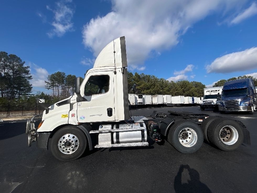 Day Cab Tractor-Heavy Duty Tractors-Freightliner-2019-T11664ST-Atlanta-GA-906,480\n\t\tmiles-$ 28,250 - Image 4