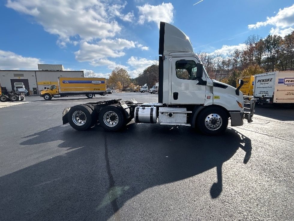 Day Cab Tractor-Heavy Duty Tractors-Freightliner-2019-T11664ST-Atlanta-GA-906,480\n\t\tmiles-$ 28,250 - Image 8