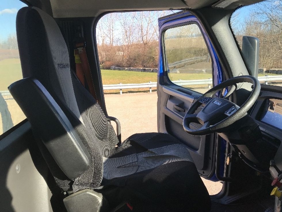 Day Cab Tractor-Heavy Duty Tractors-Freightliner-2019-T11664ST-Auburn-MA-201,611\n\t\tmiles-$ 47,000 - Image 14