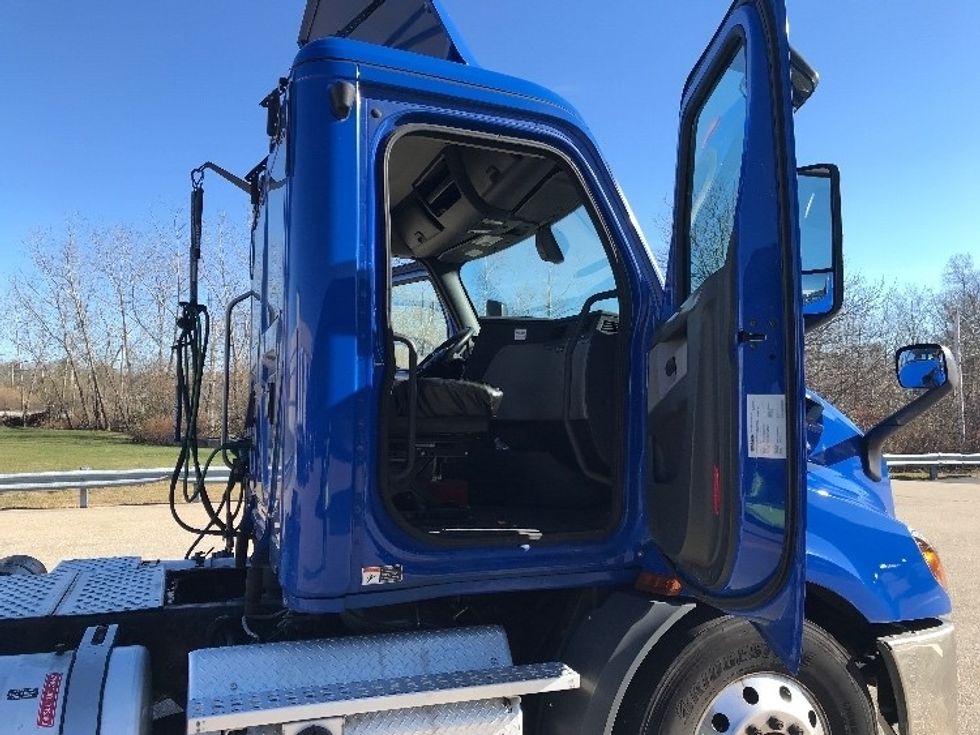 Day Cab Tractor-Heavy Duty Tractors-Freightliner-2019-T11664ST-Auburn-MA-231,253\n\t\tmiles-$ 45,500 - Image 11