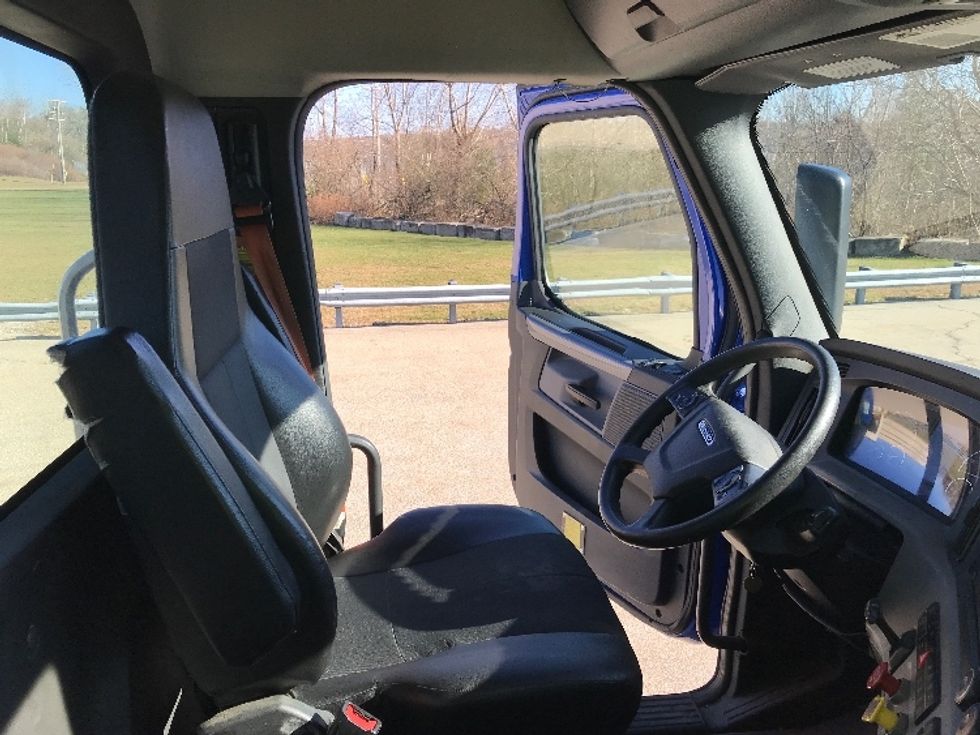 Day Cab Tractor-Heavy Duty Tractors-Freightliner-2019-T11664ST-Auburn-MA-231,253\n\t\tmiles-$ 45,500 - Image 13