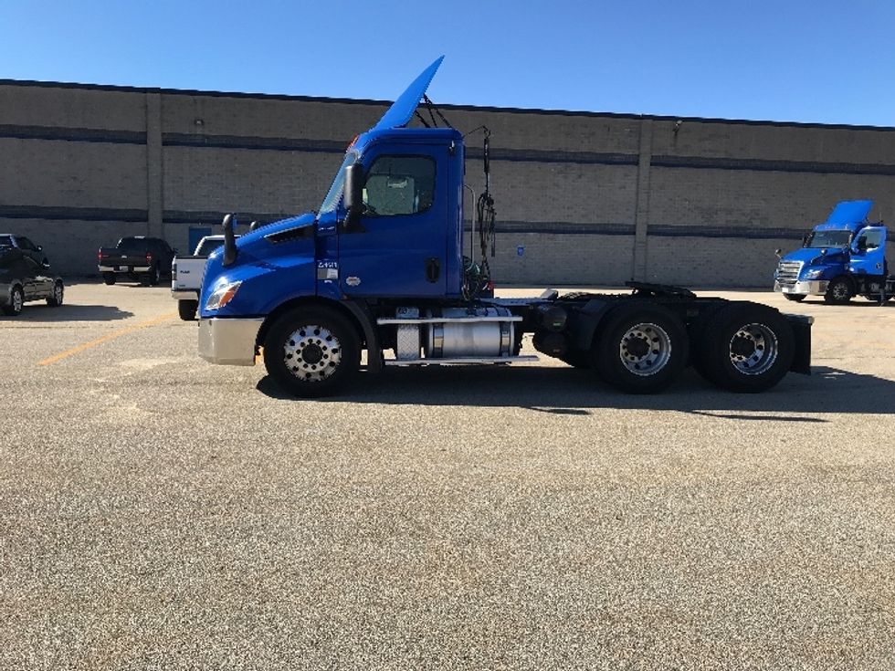 Day Cab Tractor-Heavy Duty Tractors-Freightliner-2019-T11664ST-Auburn-MA-231,253\n\t\tmiles-$ 45,500 - Image 4