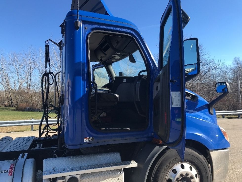 Day Cab Tractor-Heavy Duty Tractors-Freightliner-2019-T11664ST-Auburn-MA-250,035\n\t\tmiles-$ 44,500 - Image 12