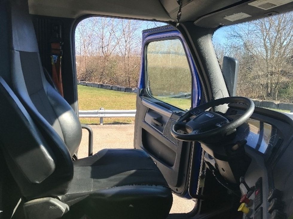 Day Cab Tractor-Heavy Duty Tractors-Freightliner-2019-T11664ST-Auburn-MA-250,035\n\t\tmiles-$ 44,500 - Image 14