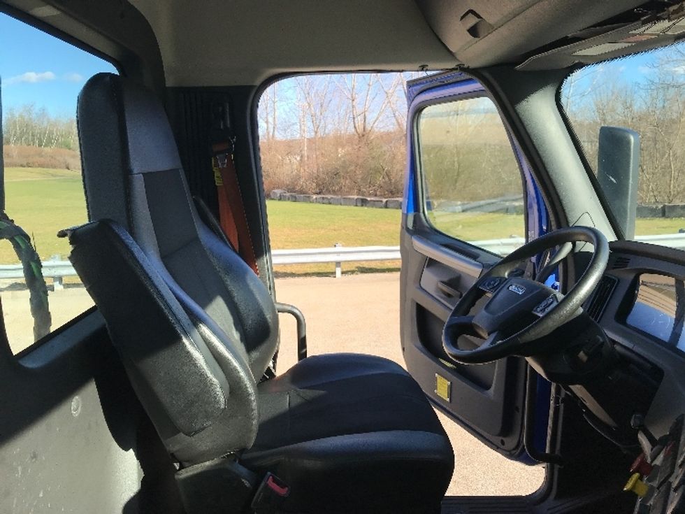 Day Cab Tractor-Heavy Duty Tractors-Freightliner-2019-T11664ST-Auburn-MA-250,203\n\t\tmiles-$ 44,500 - Image 14