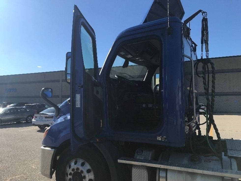 Day Cab Tractor-Heavy Duty Tractors-Freightliner-2019-T11664ST-Auburn-MA-252,357\n\t\tmiles-$ 32,250 - Image 9