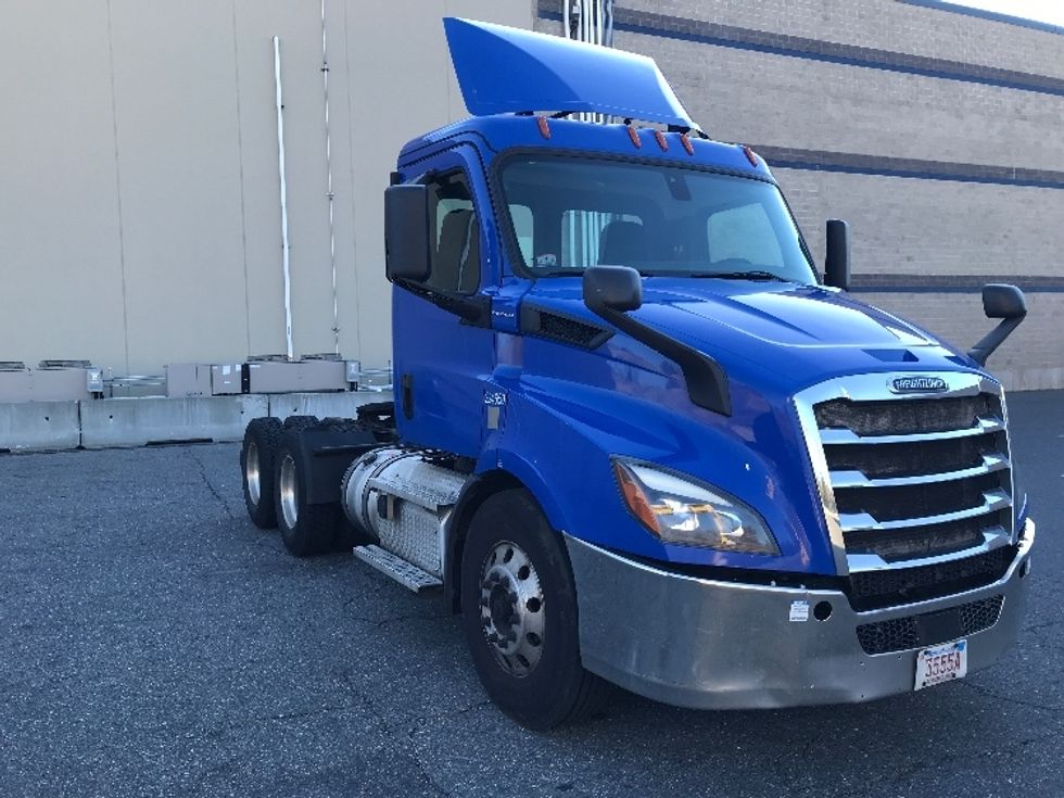 Day Cab Tractor-Heavy Duty Tractors-Freightliner-2019-T11664ST-Auburn-MA-266,712\n\t\tmiles-$ 43,750 - Image 1