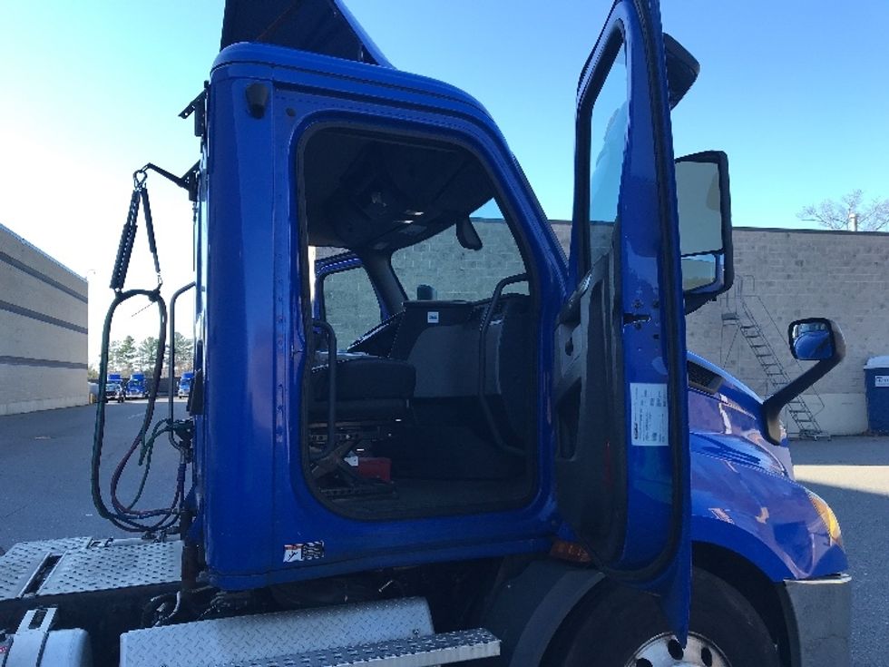 Day Cab Tractor-Heavy Duty Tractors-Freightliner-2019-T11664ST-Auburn-MA-266,712\n\t\tmiles-$ 43,750 - Image 11