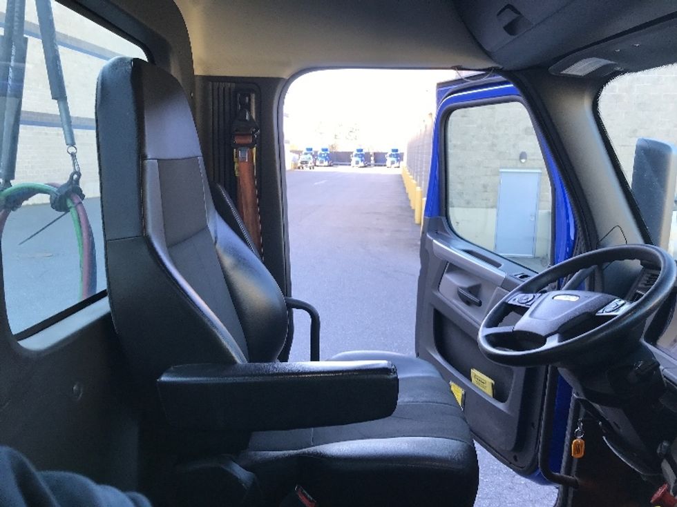 Day Cab Tractor-Heavy Duty Tractors-Freightliner-2019-T11664ST-Auburn-MA-266,712\n\t\tmiles-$ 43,750 - Image 13