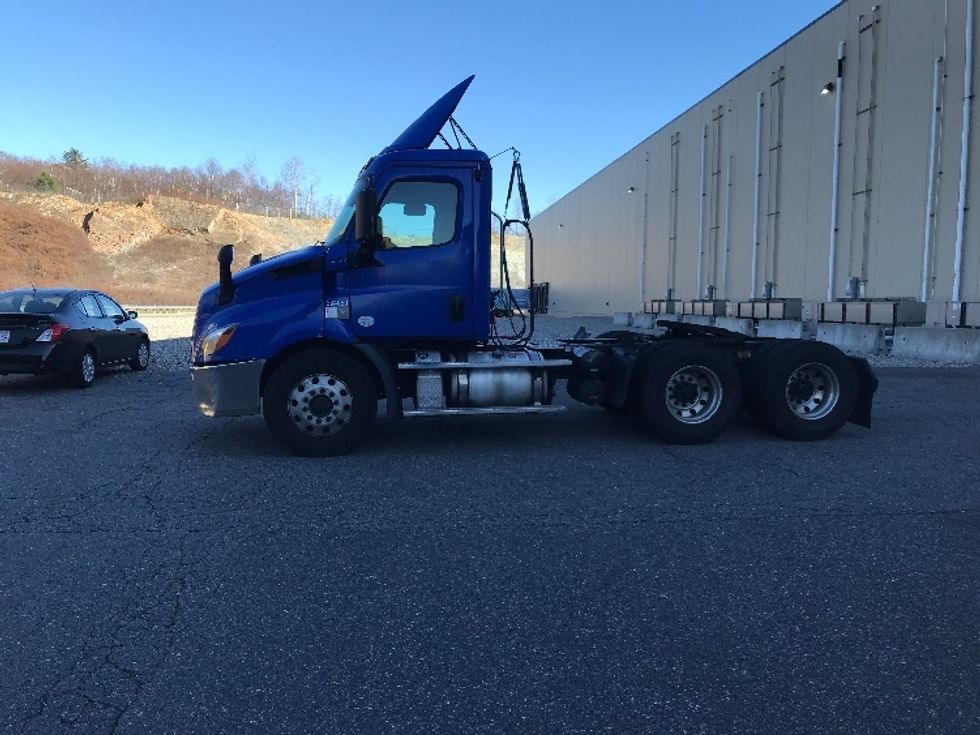 Day Cab Tractor-Heavy Duty Tractors-Freightliner-2019-T11664ST-Auburn-MA-266,712\n\t\tmiles-$ 43,750 - Image 4