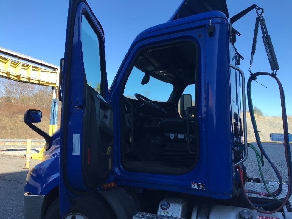 Day Cab Tractor-Heavy Duty Tractors-Freightliner-2019-T11664ST-Auburn-MA-266,712\n\t\tmiles-$ 43,750 - Image 9