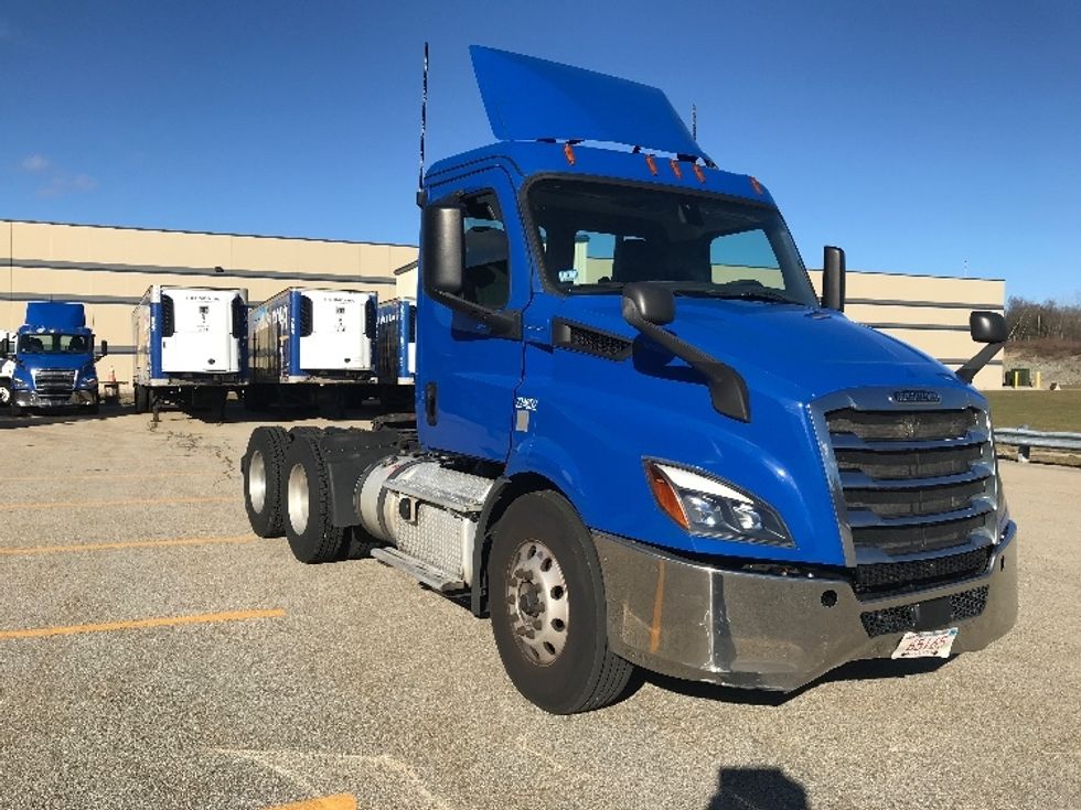 Day Cab Tractor-Heavy Duty Tractors-Freightliner-2019-T11664ST-Auburn-MA-272,231\n\t\tmiles-$ 43,500 - Image 1