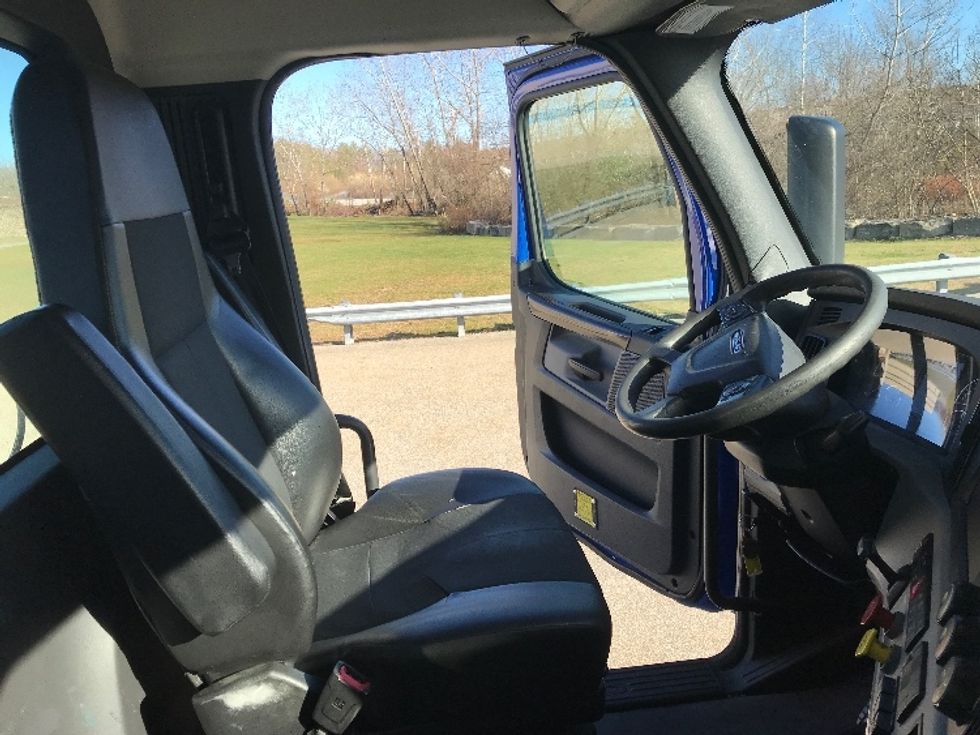 Day Cab Tractor-Heavy Duty Tractors-Freightliner-2019-T11664ST-Auburn-MA-272,231\n\t\tmiles-$ 43,500 - Image 14