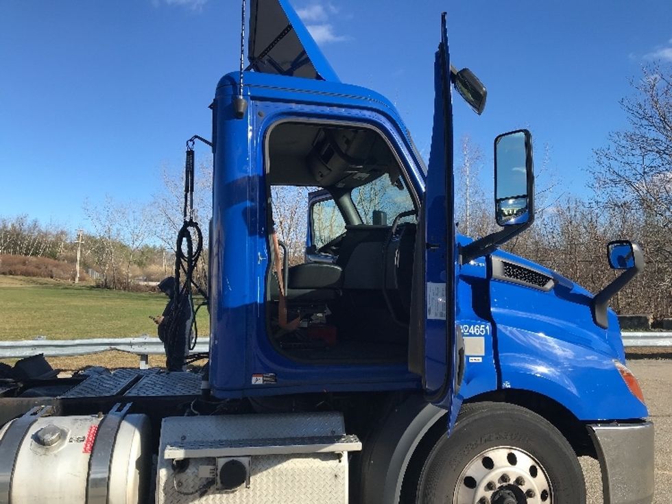 Day Cab Tractor-Heavy Duty Tractors-Freightliner-2019-T11664ST-Auburn-MA-313,744\n\t\tmiles-$ 41,000 - Image 12