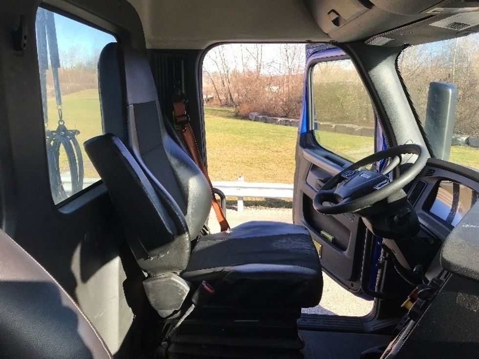 Day Cab Tractor-Heavy Duty Tractors-Freightliner-2019-T11664ST-Auburn-MA-313,744\n\t\tmiles-$ 41,000 - Image 14