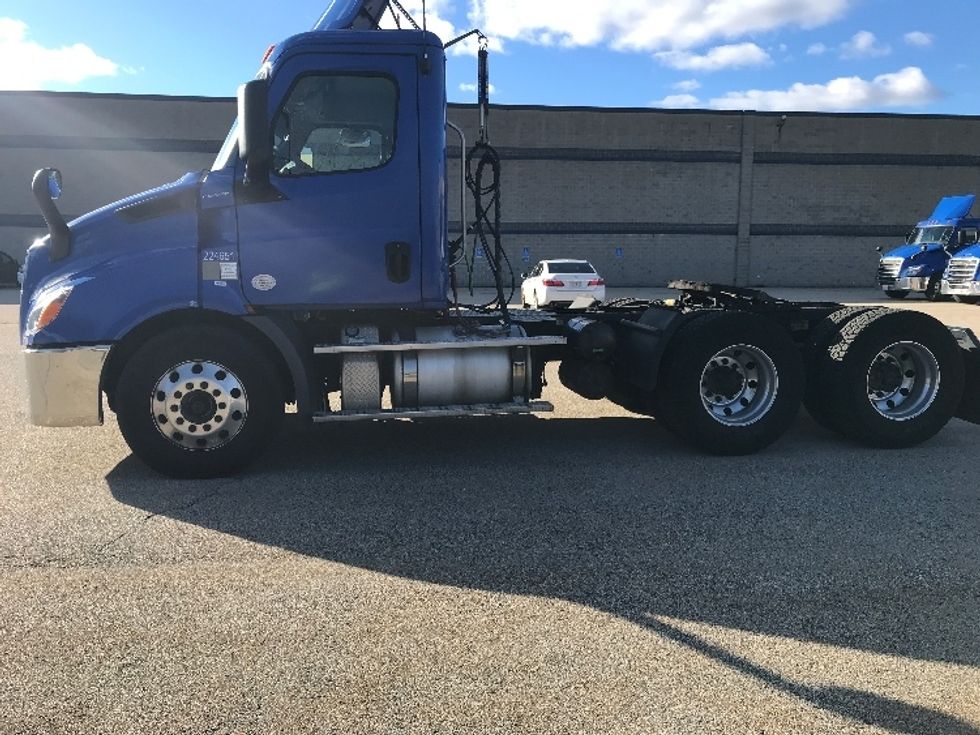 Day Cab Tractor-Heavy Duty Tractors-Freightliner-2019-T11664ST-Auburn-MA-313,744\n\t\tmiles-$ 41,000 - Image 4