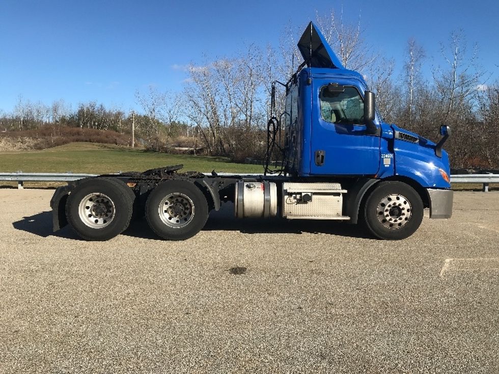 Day Cab Tractor-Heavy Duty Tractors-Freightliner-2019-T11664ST-Auburn-MA-313,744\n\t\tmiles-$ 41,000 - Image 8