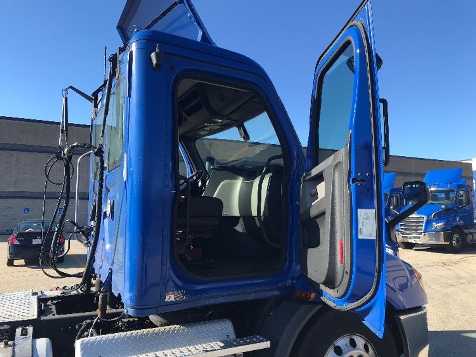 Day Cab Tractor-Heavy Duty Tractors-Freightliner-2019-T11664ST-Auburn-MA-346,040\n\t\tmiles-$ 39,500 - Image 12