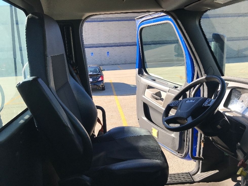 Day Cab Tractor-Heavy Duty Tractors-Freightliner-2019-T11664ST-Auburn-MA-346,040\n\t\tmiles-$ 39,500 - Image 14