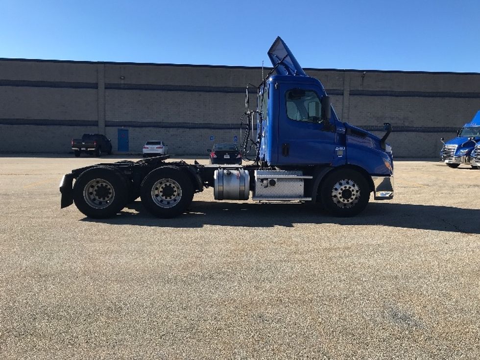 Day Cab Tractor-Heavy Duty Tractors-Freightliner-2019-T11664ST-Auburn-MA-346,040\n\t\tmiles-$ 39,500 - Image 8