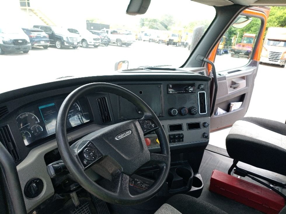 Day Cab Tractor-Heavy Duty Tractors-Freightliner-2019-T11664ST-Austin-TX-226,126\n\t\tmiles-$ 52,750 - Image 10