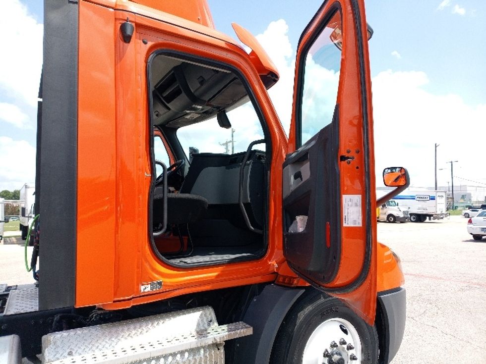 Day Cab Tractor-Heavy Duty Tractors-Freightliner-2019-T11664ST-Austin-TX-226,126\n\t\tmiles-$ 52,750 - Image 12