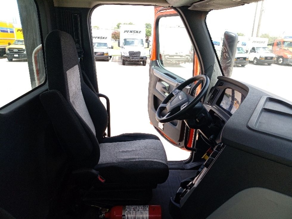 Day Cab Tractor-Heavy Duty Tractors-Freightliner-2019-T11664ST-Austin-TX-226,126\n\t\tmiles-$ 52,750 - Image 14