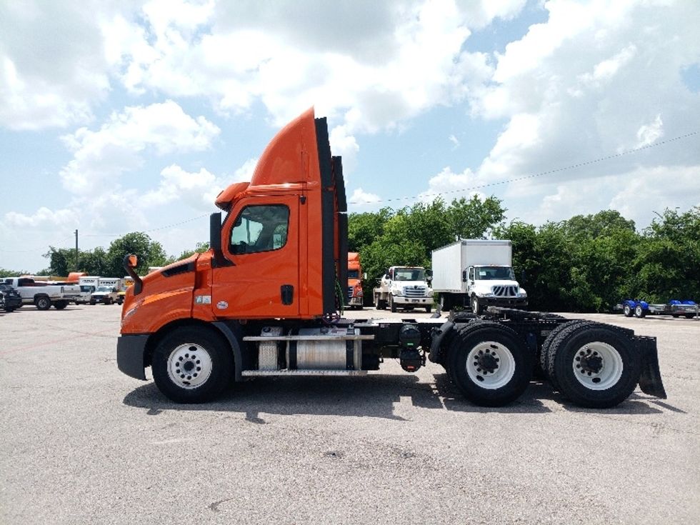 Day Cab Tractor-Heavy Duty Tractors-Freightliner-2019-T11664ST-Austin-TX-226,126\n\t\tmiles-$ 52,750 - Image 4