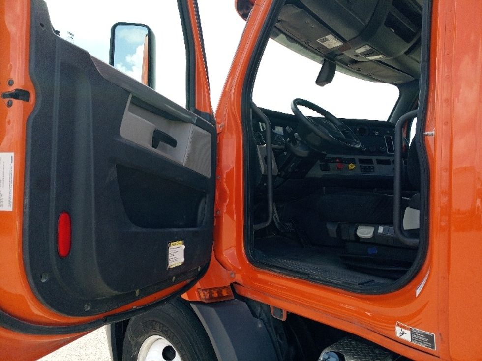 Day Cab Tractor-Heavy Duty Tractors-Freightliner-2019-T11664ST-Austin-TX-226,126\n\t\tmiles-$ 52,750 - Image 9