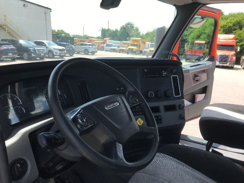 Day Cab Tractor-Heavy Duty Tractors-Freightliner-2019-T11664ST-Austin-TX-226,128\n\t\tmiles-$ 44,500 - Image 10