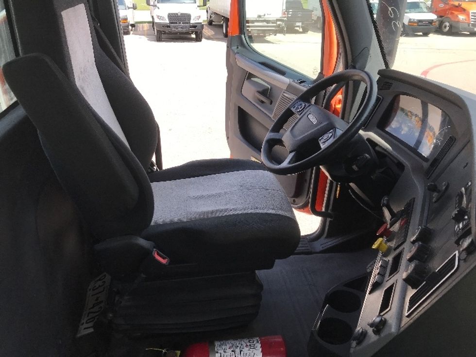 Day Cab Tractor-Heavy Duty Tractors-Freightliner-2019-T11664ST-Austin-TX-226,128\n\t\tmiles-$ 44,500 - Image 14