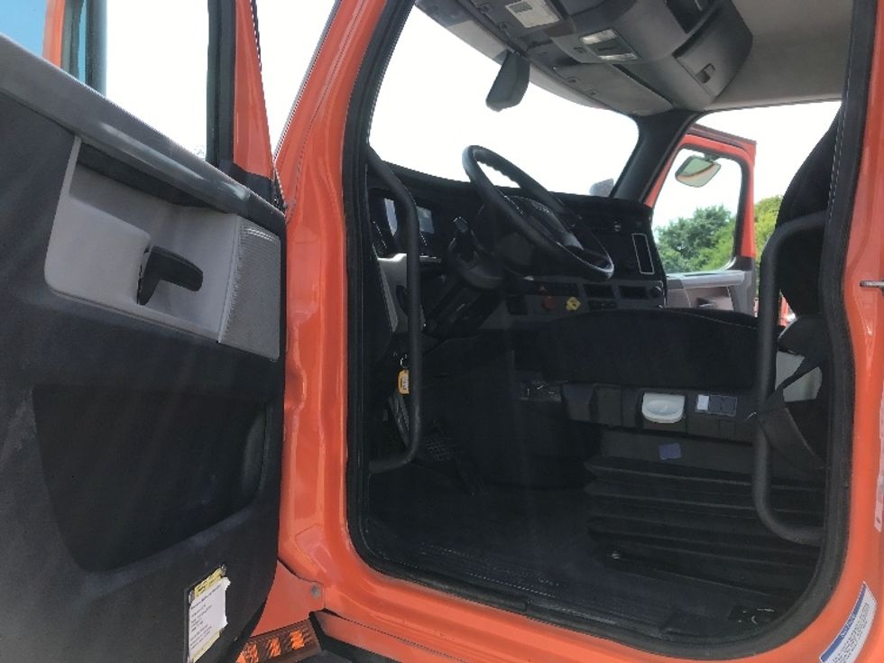 Day Cab Tractor-Heavy Duty Tractors-Freightliner-2019-T11664ST-Austin-TX-226,128\n\t\tmiles-$ 44,500 - Image 9