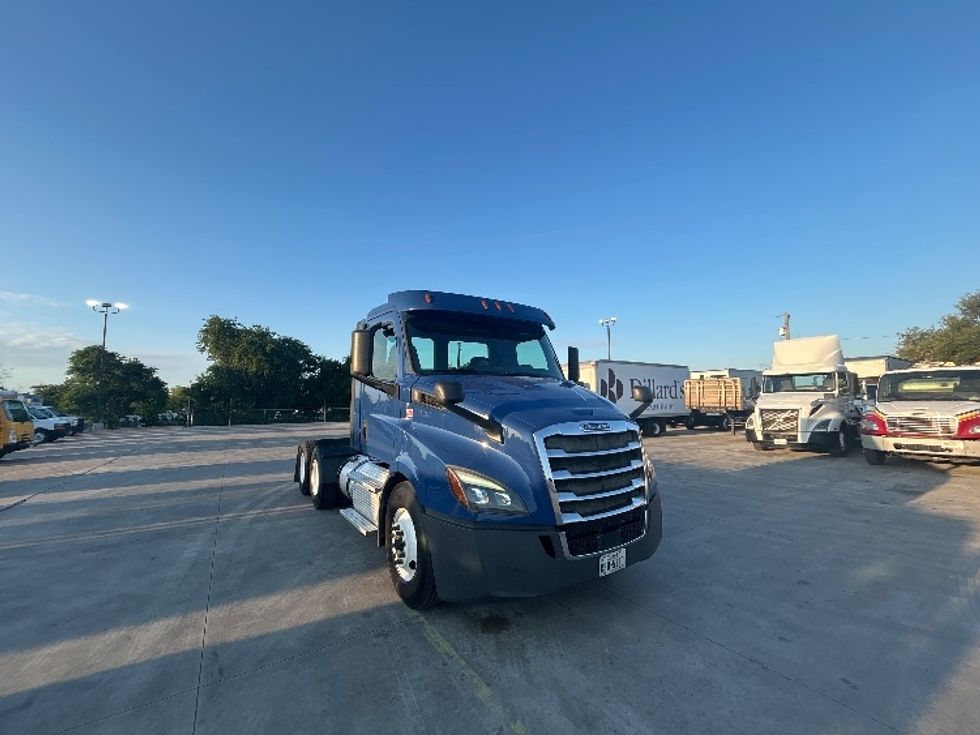 Day Cab Tractor-Heavy Duty Tractors-Freightliner-2019-T11664ST-Austin-TX-304,826\n\t\tmiles-$ 51,000 - Image 1