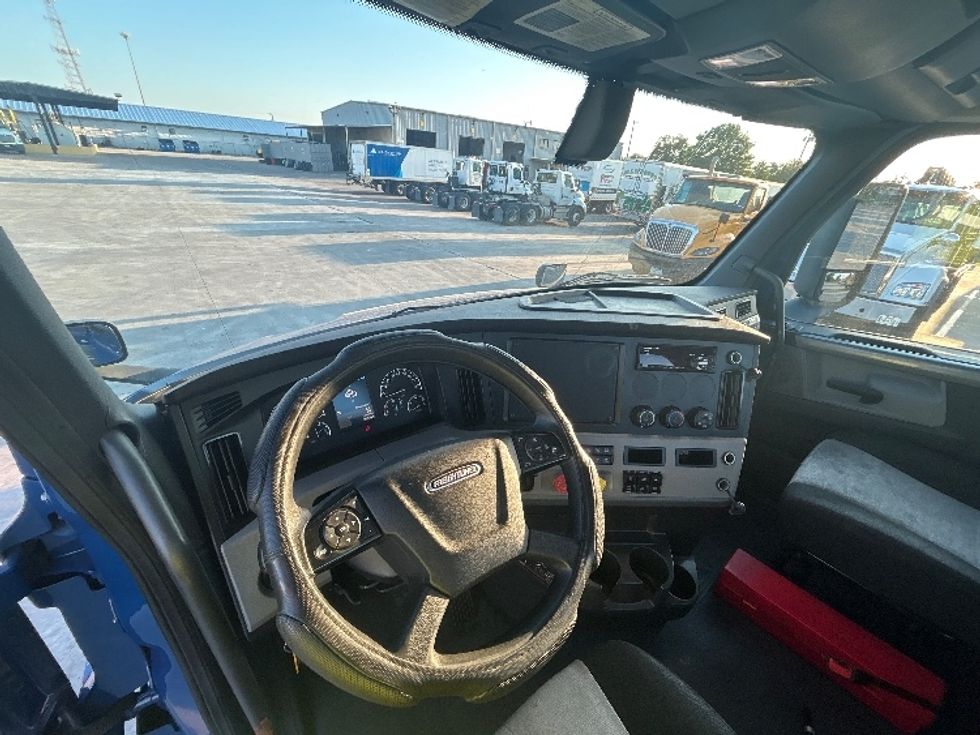 Day Cab Tractor-Heavy Duty Tractors-Freightliner-2019-T11664ST-Austin-TX-304,826\n\t\tmiles-$ 51,000 - Image 10
