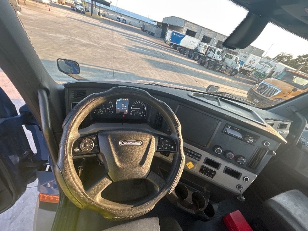 Day Cab Tractor-Heavy Duty Tractors-Freightliner-2019-T11664ST-Austin-TX-304,826\n\t\tmiles-$ 51,000 - Image 11