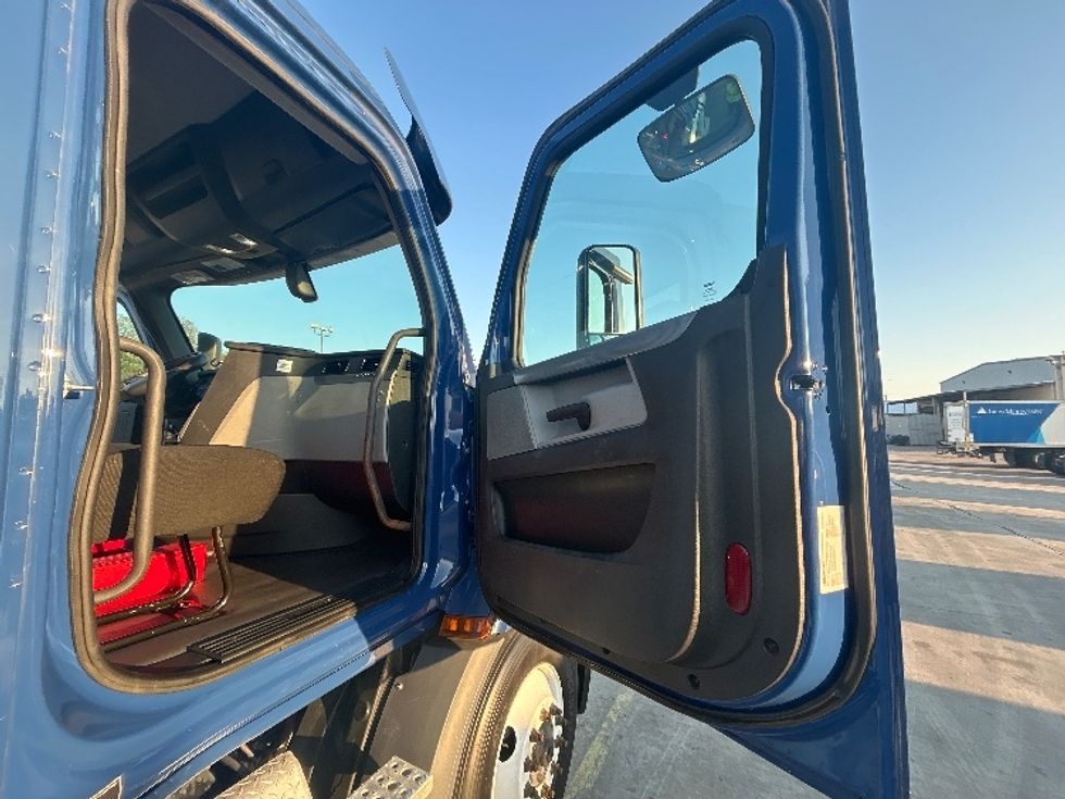 Day Cab Tractor-Heavy Duty Tractors-Freightliner-2019-T11664ST-Austin-TX-304,826\n\t\tmiles-$ 51,000 - Image 12
