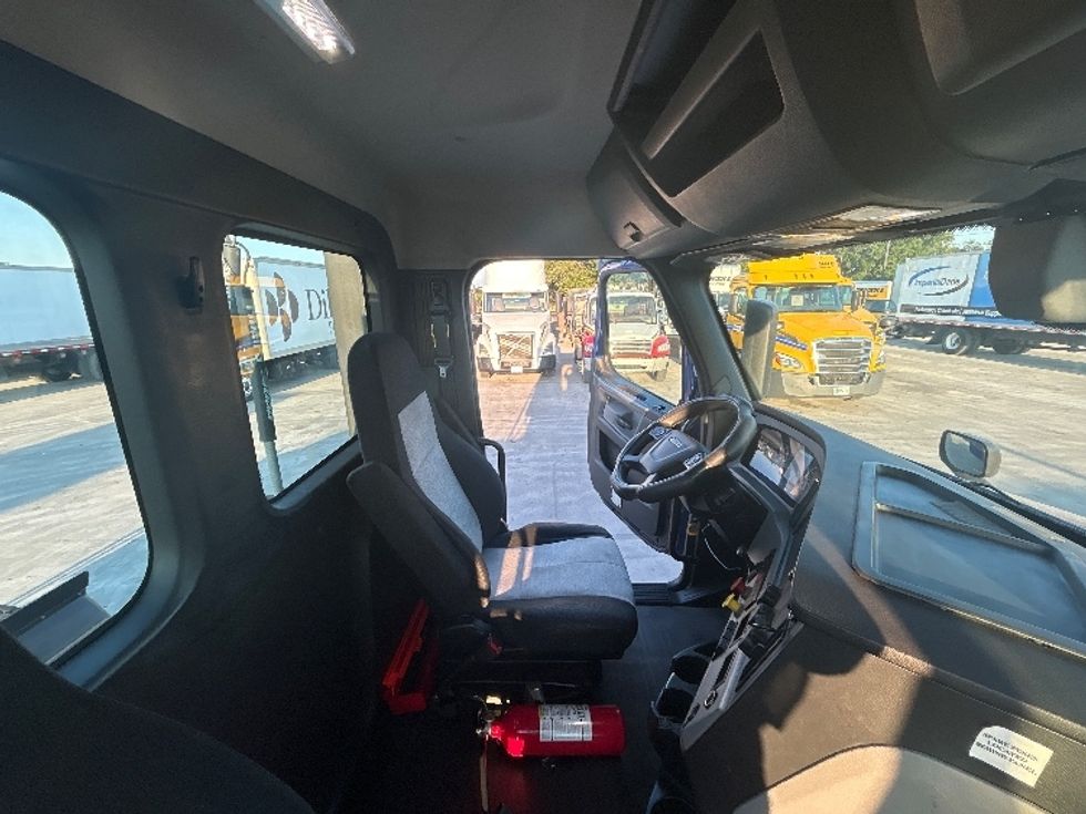 Day Cab Tractor-Heavy Duty Tractors-Freightliner-2019-T11664ST-Austin-TX-304,826\n\t\tmiles-$ 51,000 - Image 14