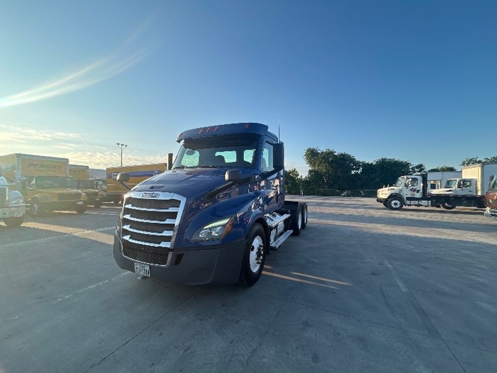 Day Cab Tractor-Heavy Duty Tractors-Freightliner-2019-T11664ST-Austin-TX-304,826\n\t\tmiles-$ 51,000 - Image 3