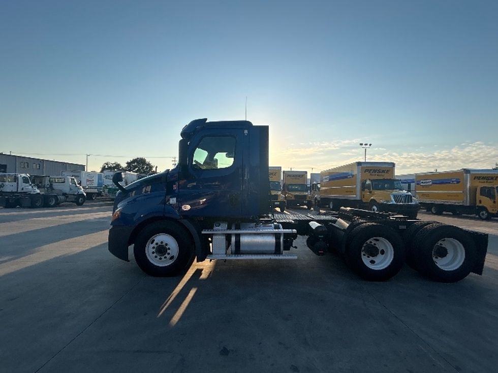 Day Cab Tractor-Heavy Duty Tractors-Freightliner-2019-T11664ST-Austin-TX-304,826\n\t\tmiles-$ 51,000 - Image 4