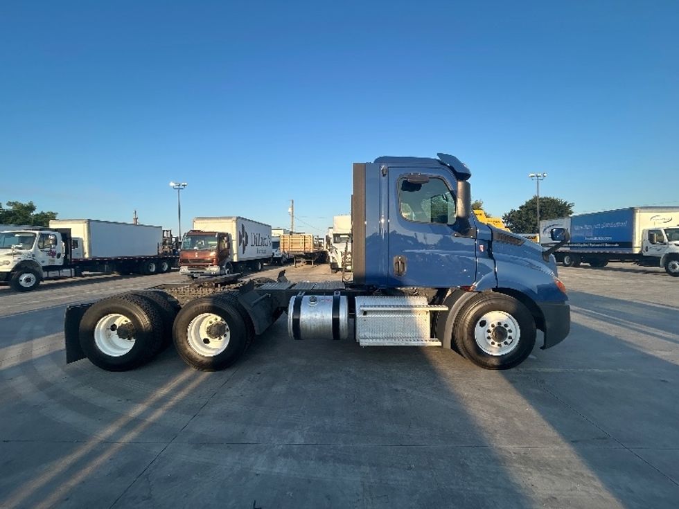 Day Cab Tractor-Heavy Duty Tractors-Freightliner-2019-T11664ST-Austin-TX-304,826\n\t\tmiles-$ 51,000 - Image 8
