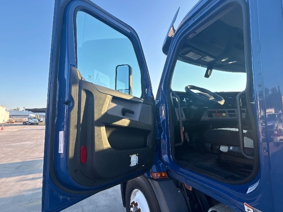 Day Cab Tractor-Heavy Duty Tractors-Freightliner-2019-T11664ST-Austin-TX-304,826\n\t\tmiles-$ 51,000 - Image 9