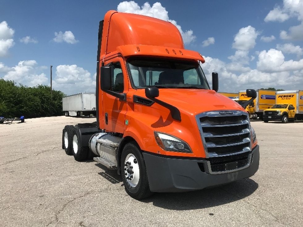 Day Cab Tractor-Heavy Duty Tractors-Freightliner-2019-T11664ST-Austin-TX-376,860\n\t\tmiles-$ 43,500 - Image 1