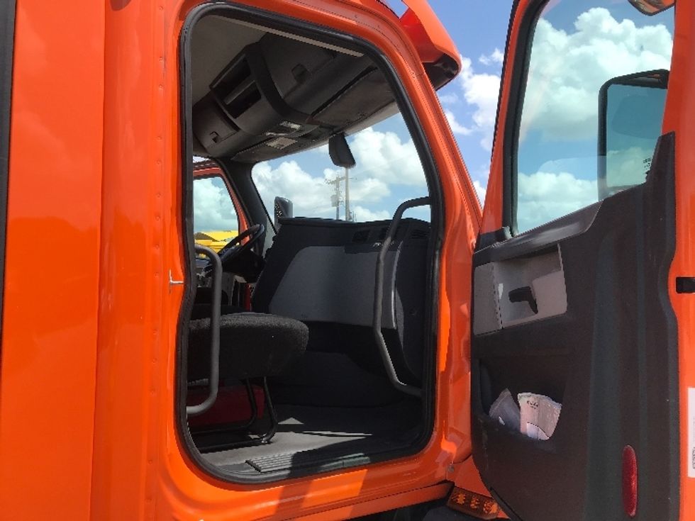 Day Cab Tractor-Heavy Duty Tractors-Freightliner-2019-T11664ST-Austin-TX-376,860\n\t\tmiles-$ 43,500 - Image 12