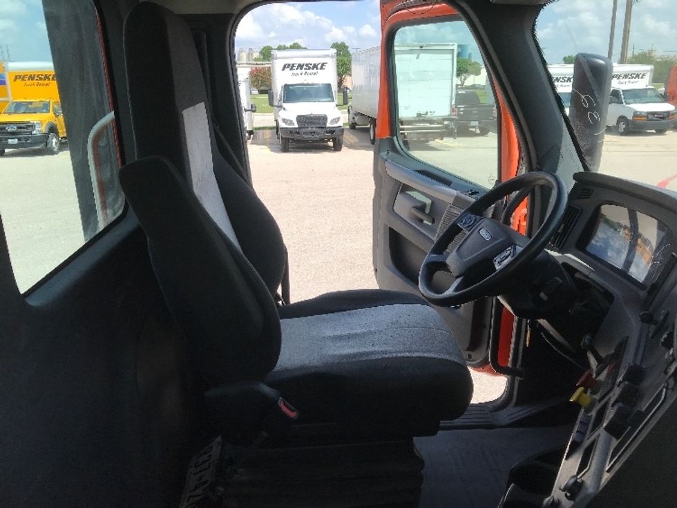 Day Cab Tractor-Heavy Duty Tractors-Freightliner-2019-T11664ST-Austin-TX-376,860\n\t\tmiles-$ 43,500 - Image 14