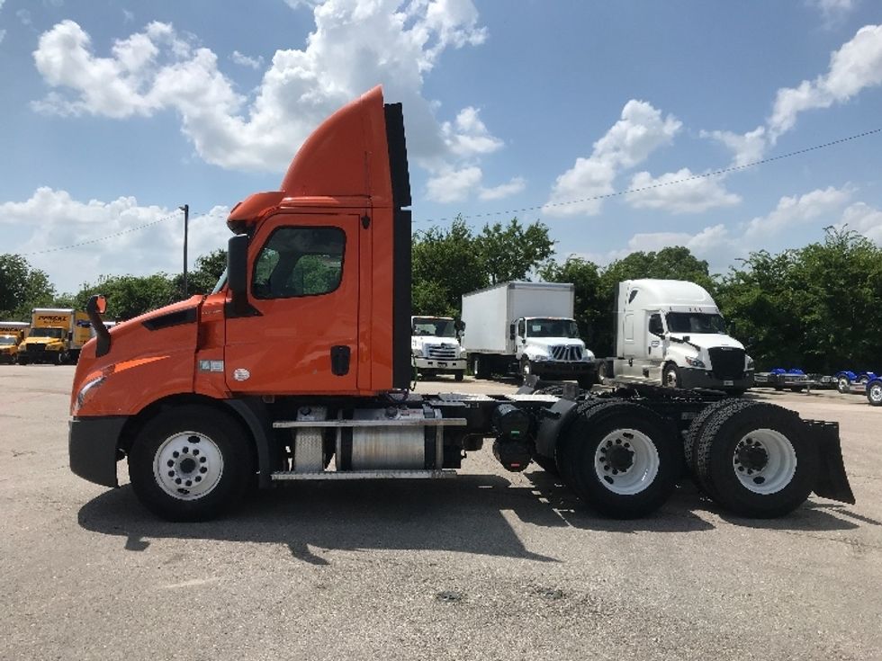 Day Cab Tractor-Heavy Duty Tractors-Freightliner-2019-T11664ST-Austin-TX-376,860\n\t\tmiles-$ 43,500 - Image 4