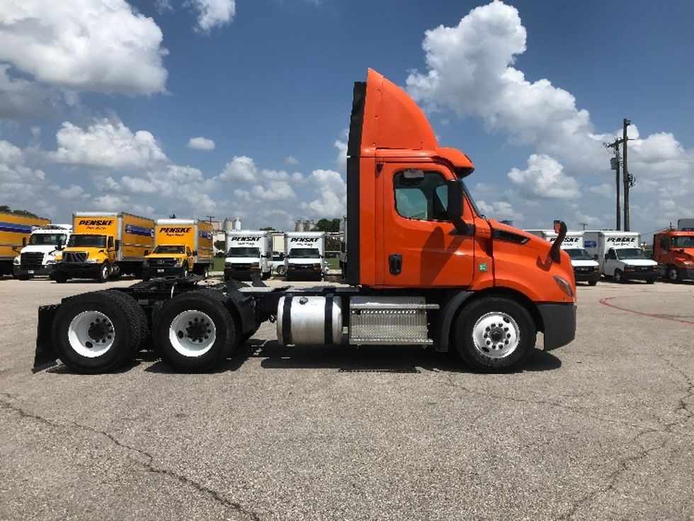 Day Cab Tractor-Heavy Duty Tractors-Freightliner-2019-T11664ST-Austin-TX-376,860\n\t\tmiles-$ 43,500 - Image 8