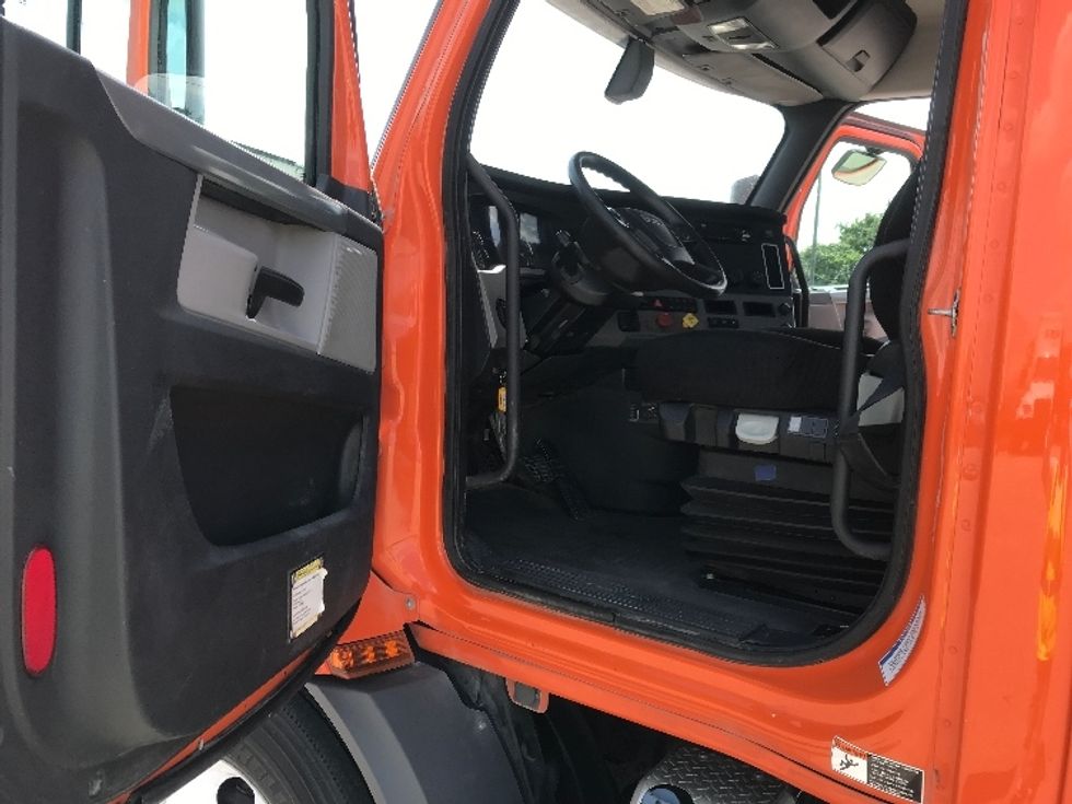 Day Cab Tractor-Heavy Duty Tractors-Freightliner-2019-T11664ST-Austin-TX-376,860\n\t\tmiles-$ 43,500 - Image 9