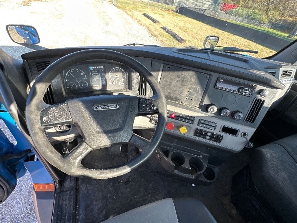 Day Cab Tractor-Heavy Duty Tractors-Freightliner-2019-T11664ST-Baltimore-MD-228,100\n\t\tmiles-$ 48,000 - Image 11