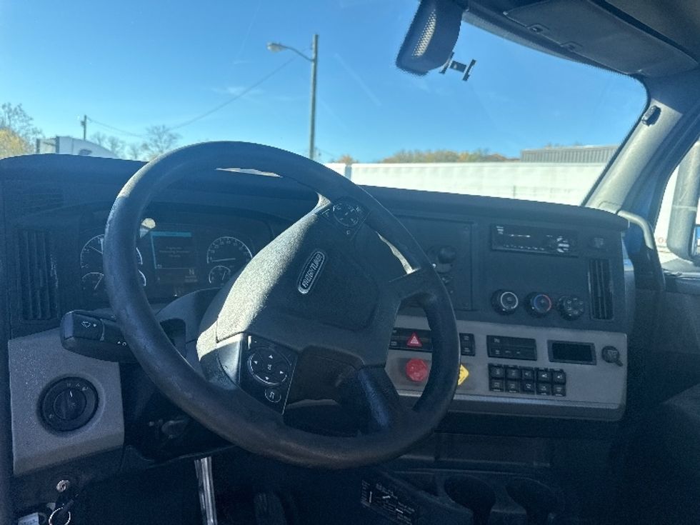 Day Cab Tractor-Heavy Duty Tractors-Freightliner-2019-T11664ST-Baltimore-MD-237,852\n\t\tmiles-$ 47,500 - Image 11